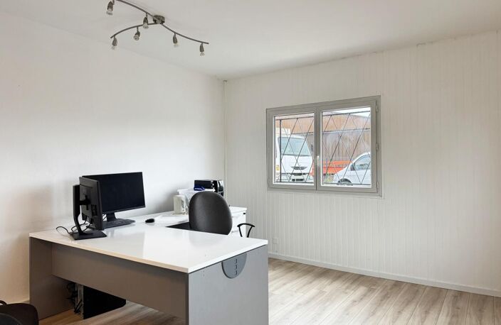 Entrepôt et bureaux — photo 2
