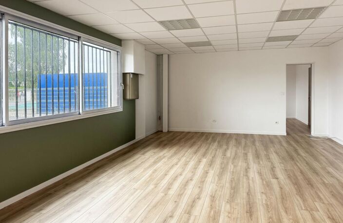 Entrepôt et bureaux — photo 3