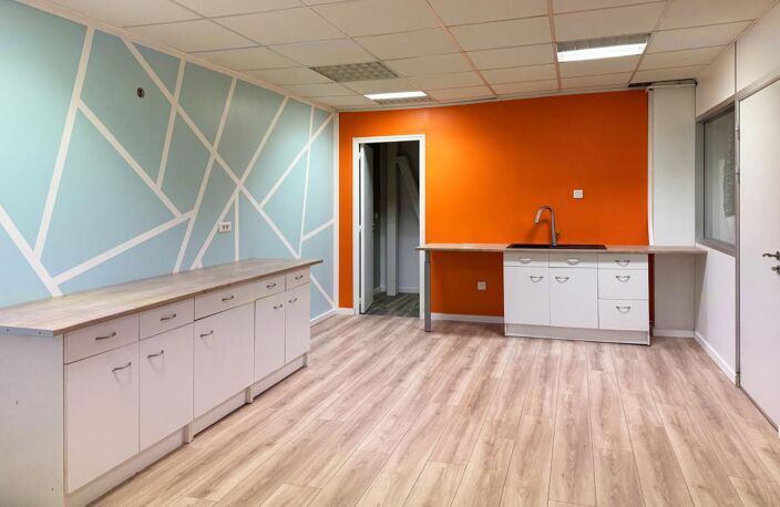 Entrepôt et bureaux — photo 5