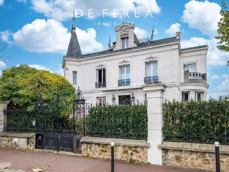 Demeure aux allures de petit château – La Varenne-Saint-Hilaire — photo 1