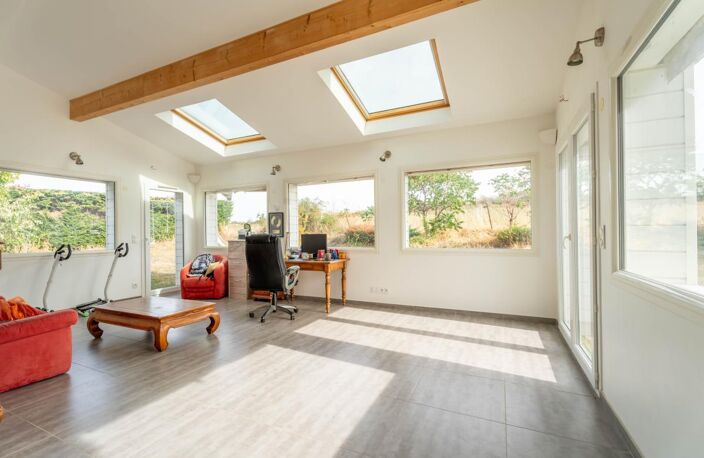 En exclusivité chez ORPI Côté Salvagny ! Belle villa familiale avec parc piscinable de 1 500 m² à Lentilly — photo 2