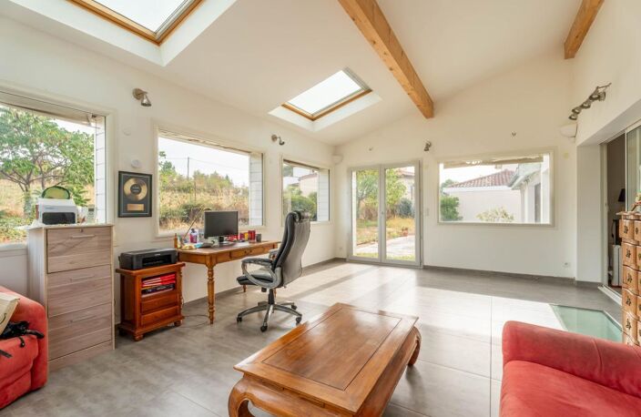 En exclusivité chez ORPI Côté Salvagny ! Belle villa familiale avec parc piscinable de 1 500 m² à Lentilly — photo 3
