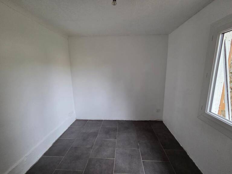 AUPS Ancien cabanon 35 m² rénové sur 340 m² terrain — photo 1