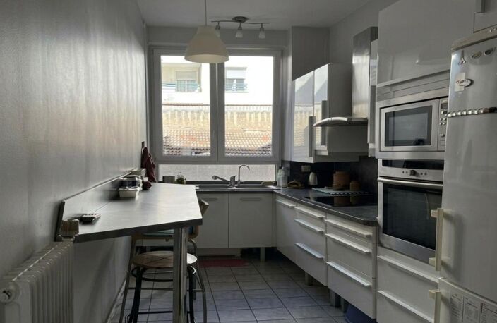 ECLUSIVITE LYON 6 très beau T3/ T4, bel immeuble ancien cave et greniers — photo 3