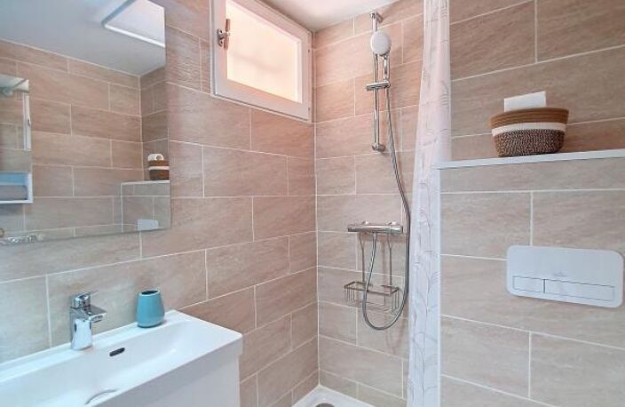 Magnifique Studio meublé avec mezzanine entièrement rénové avec vue mer — photo 4
