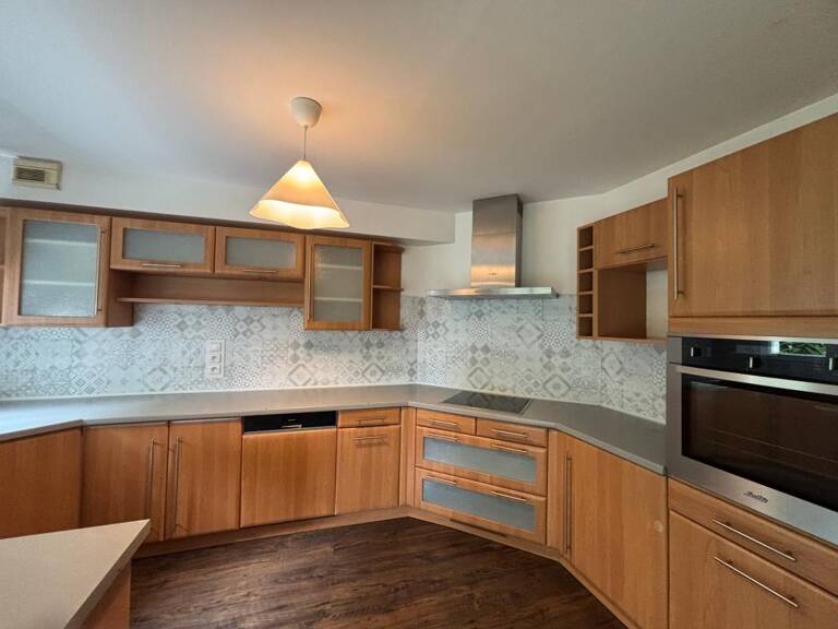 À louer – Bel appartement 4 pièces avec balcons, cave et garage — photo 1
