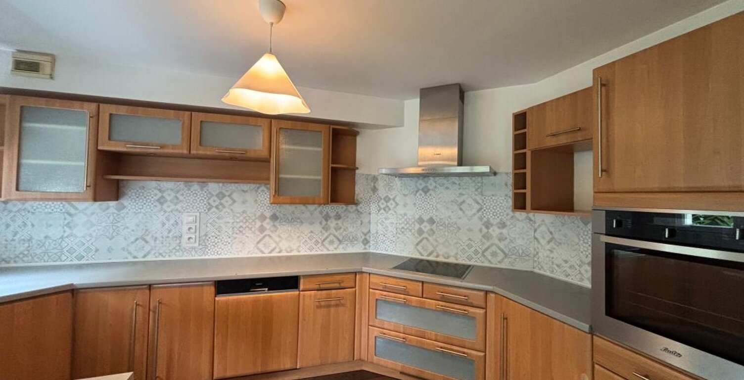 À louer – Bel appartement 4 pièces avec balcons, cave et garage — photo 1