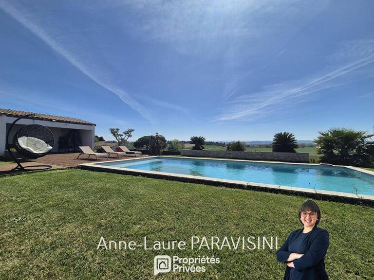 Grande maison de plain-pied avec garage et piscine — photo 1