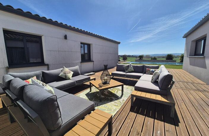 Grande maison de plain-pied avec garage et piscine — photo 2