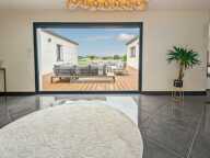 Grande maison de plain-pied avec garage et piscine — photo 3