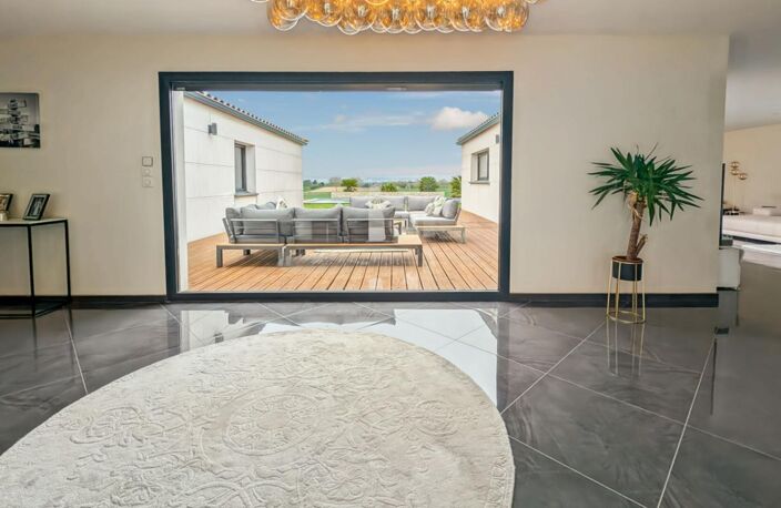 Grande maison de plain-pied avec garage et piscine — photo 3