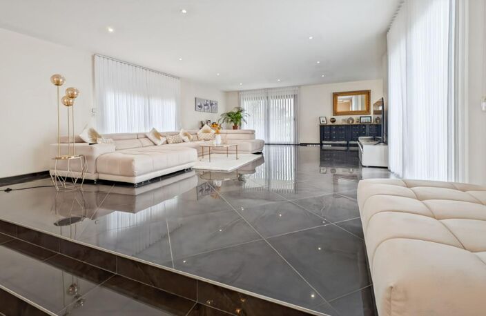 Grande maison de plain-pied avec garage et piscine — photo 4