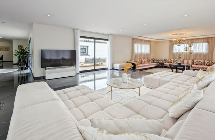 Grande maison de plain-pied avec garage et piscine — photo 5