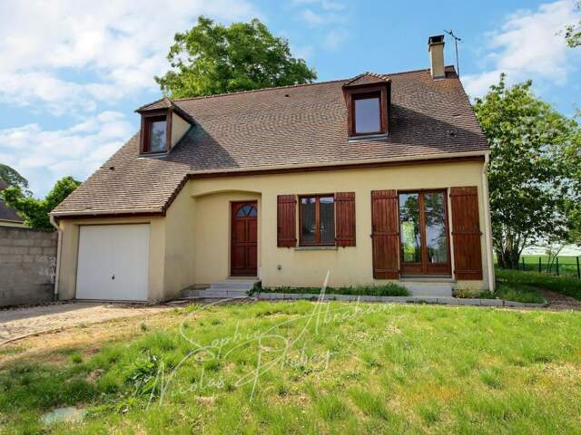 Maison individuelle avec garage et jardin arboré — photo du bien