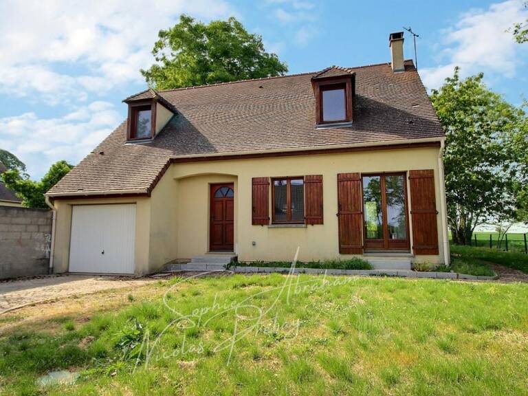 Maison individuelle avec garage et jardin arboré — photo 1