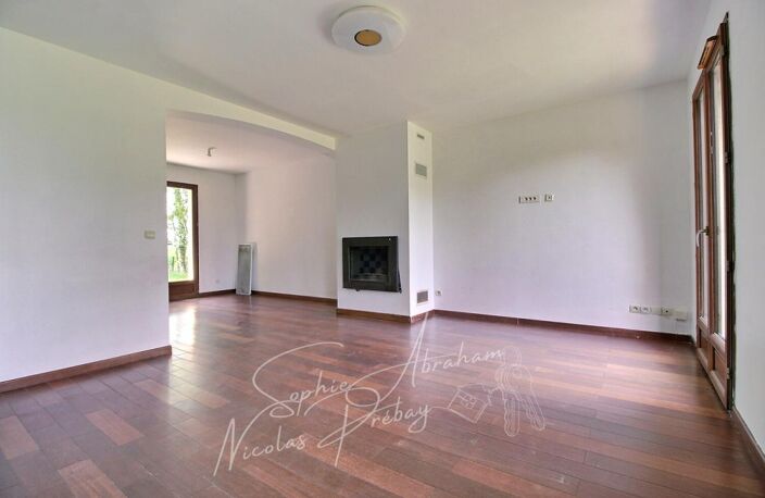 Maison individuelle avec garage et jardin arboré — photo 3