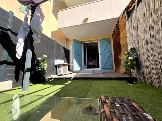 Magnifique appartement studio en rez-de-chaussée avec jardin et une place de stationnement à 200 m de la mer — photo du bien