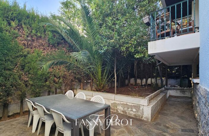 Maison familiale de charme de plus de 150 m² avec terrasses, jardin et sous-sol complet au clos Banet — photo 2