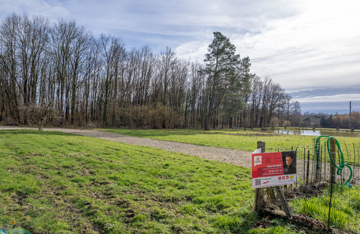 Terrain constructible - Thenioux, avec un étang - 4322 m²  - — photo 2
