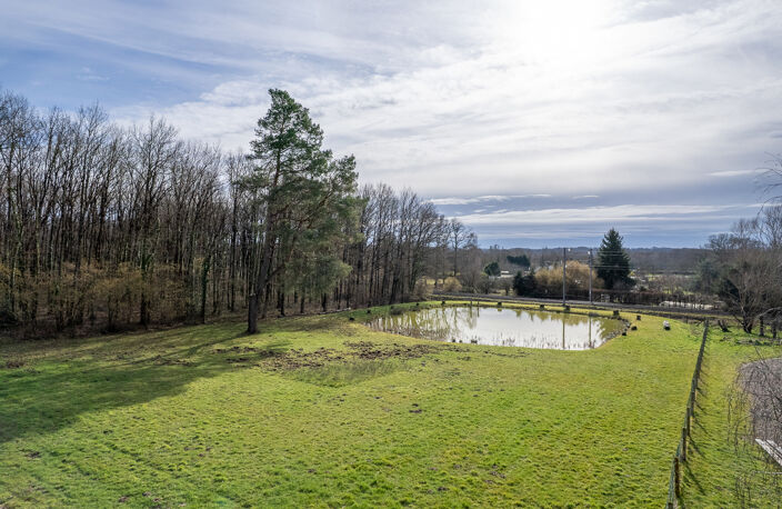 Terrain constructible - Thenioux, avec un étang - 4322 m²  - — photo 3