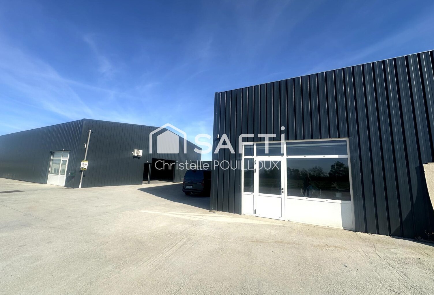 Ensemble de deux grands entrepôts neufs à Benet (2021) — photo 1