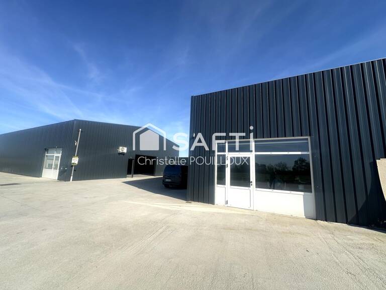 Ensemble de deux grands entrepôts neufs à Benet (2021) — photo 1
