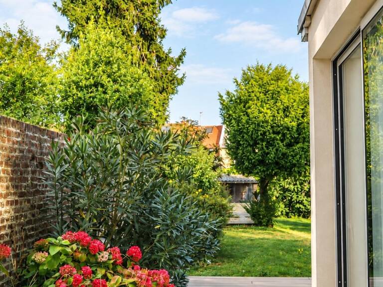 Située dans un quartier recherché et paisible, cette maison de caractère séduit par l'harmonie parfaite entre charme de l'ancien et confort contemporain. — photo 1