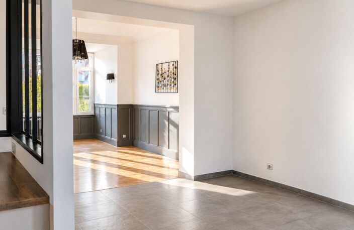 Située dans un quartier recherché et paisible, cette maison de caractère séduit par l'harmonie parfaite entre charme de l'ancien et confort contemporain. — photo 2