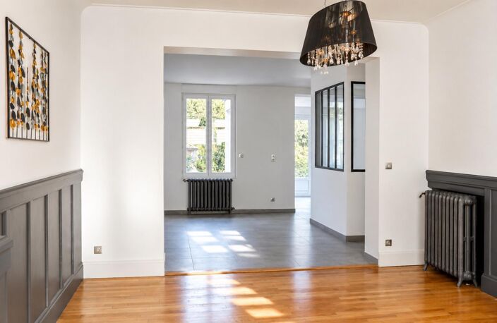 Située dans un quartier recherché et paisible, cette maison de caractère séduit par l'harmonie parfaite entre charme de l'ancien et confort contemporain. — photo 3