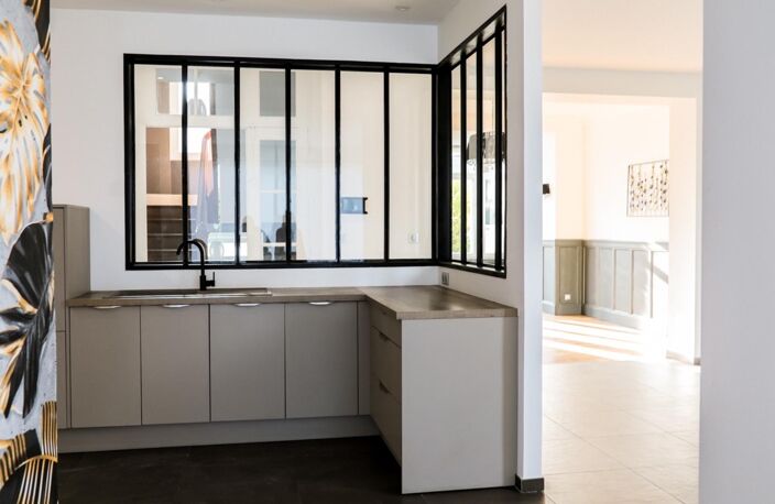 Située dans un quartier recherché et paisible, cette maison de caractère séduit par l'harmonie parfaite entre charme de l'ancien et confort contemporain. — photo 4