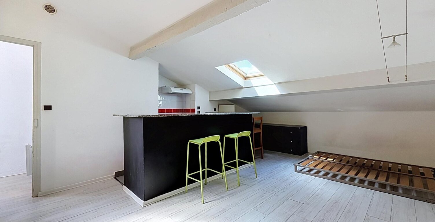 Studio dernier étage, lumineux et atypique — photo 1
