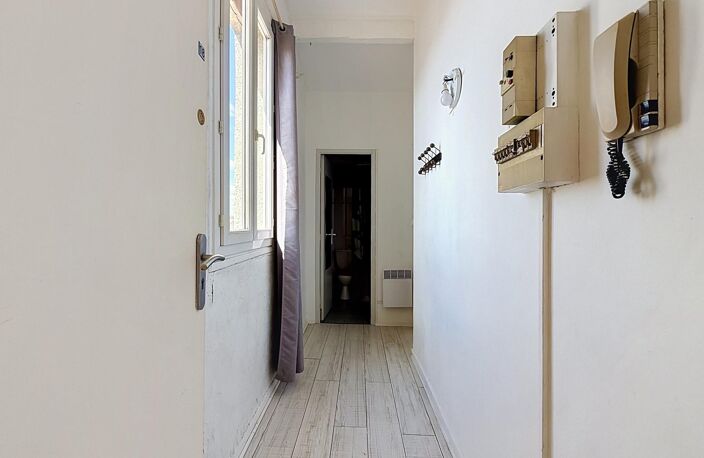 Studio dernier étage, lumineux et atypique — photo 2