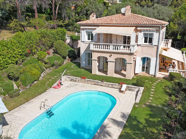 Villa de 222 m2 située au calme avec vue dégagée jusqu'à la — photo du bien