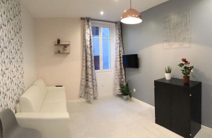 Appartement Type 2 décoré meublé Marseille centre — photo 2