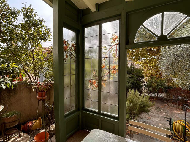 Maison hors du temps, où chaque reflet conte une histoire... — photo du bien