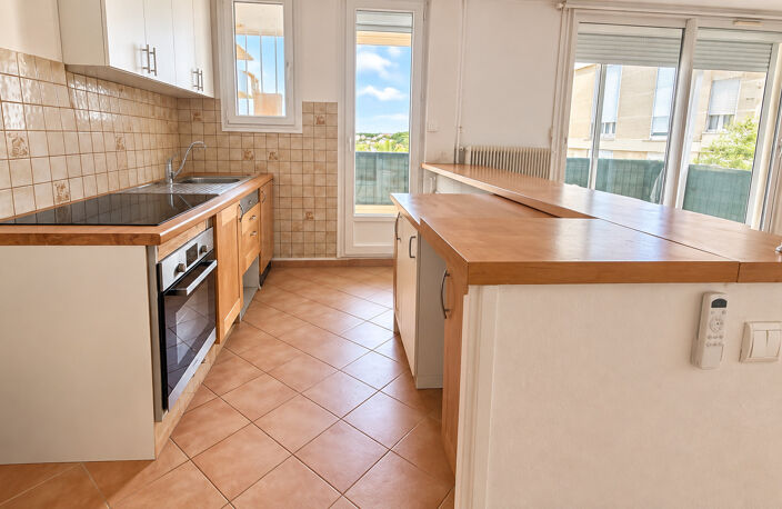 MARTIGUES   JONQUIÈRES   T4 DE 72,22 M2 AVEC LOGGIAS ET CAVE — photo 3