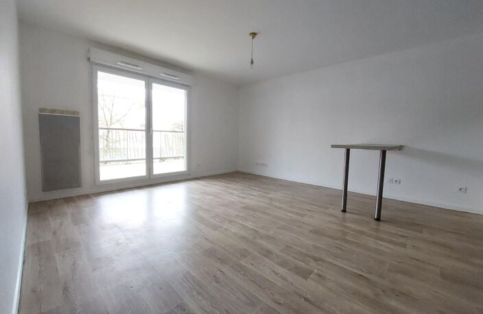 Location appartement 3 pièces 56 m² à Bourgoin-Jallieu (38300) — photo 2