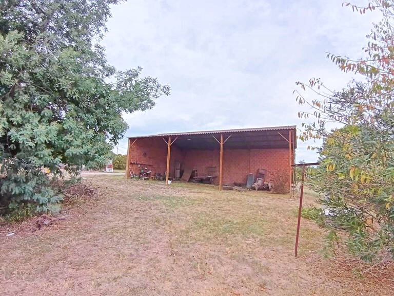 Vacquiers Vaste hangar de 150 m²  aménageable en habitation sur terrain de 783 m² — photo 1