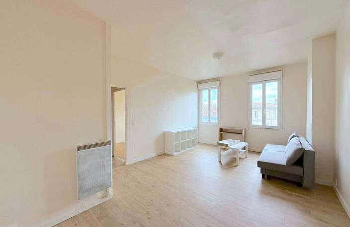 A LOUER APPARTEMENT 3 PIECES MEUBLÉS - SECTEUR BORDEAUX QUARTIER VICTOIRE-CAPUCINS — photo 2