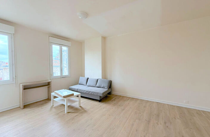 A LOUER APPARTEMENT 3 PIECES MEUBLÉS - SECTEUR BORDEAUX QUARTIER VICTOIRE-CAPUCINS — photo 3
