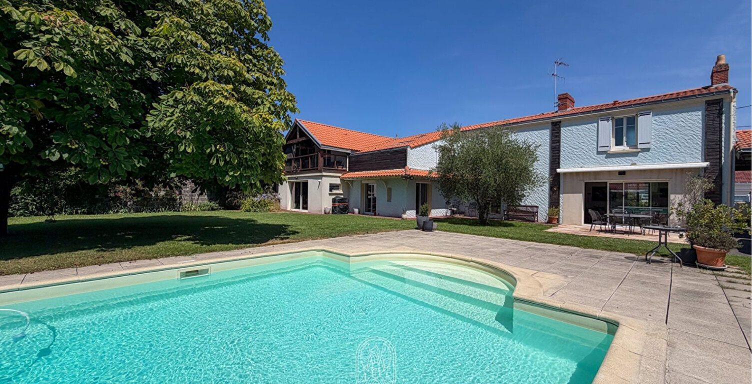 Longère de caractère - 323 m² habitables avec piscine — photo 1