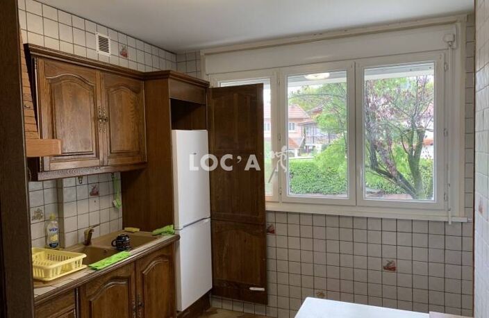 Location appartement 4 pièces 73 m² à Saint-Priest (69800) — photo 2