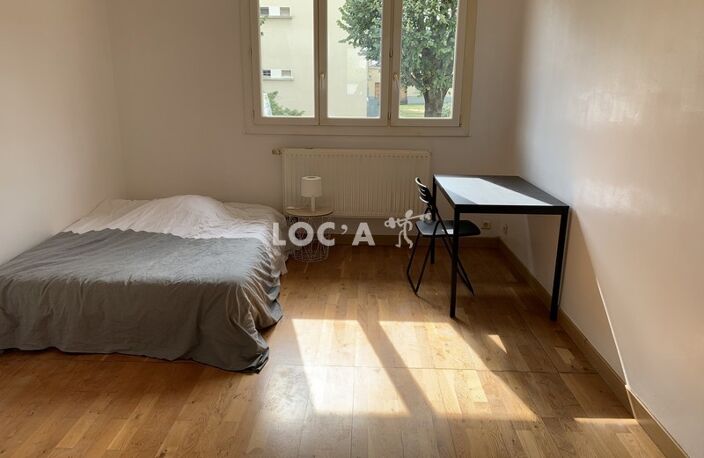 Location appartement 4 pièces 73 m² à Saint-Priest (69800) — photo 4