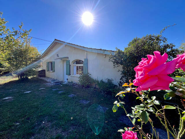 Secteur Villeneuve-sur-Lot, découvrez cette maison de plain-pied de 147 m², comprenant également un appartement indépendant, le tout implanté sur un vaste terrain arboré de plus de 1 100 m². La maison principale se compose d'un séjour de 28,83 m², bénéfic — photo du bien