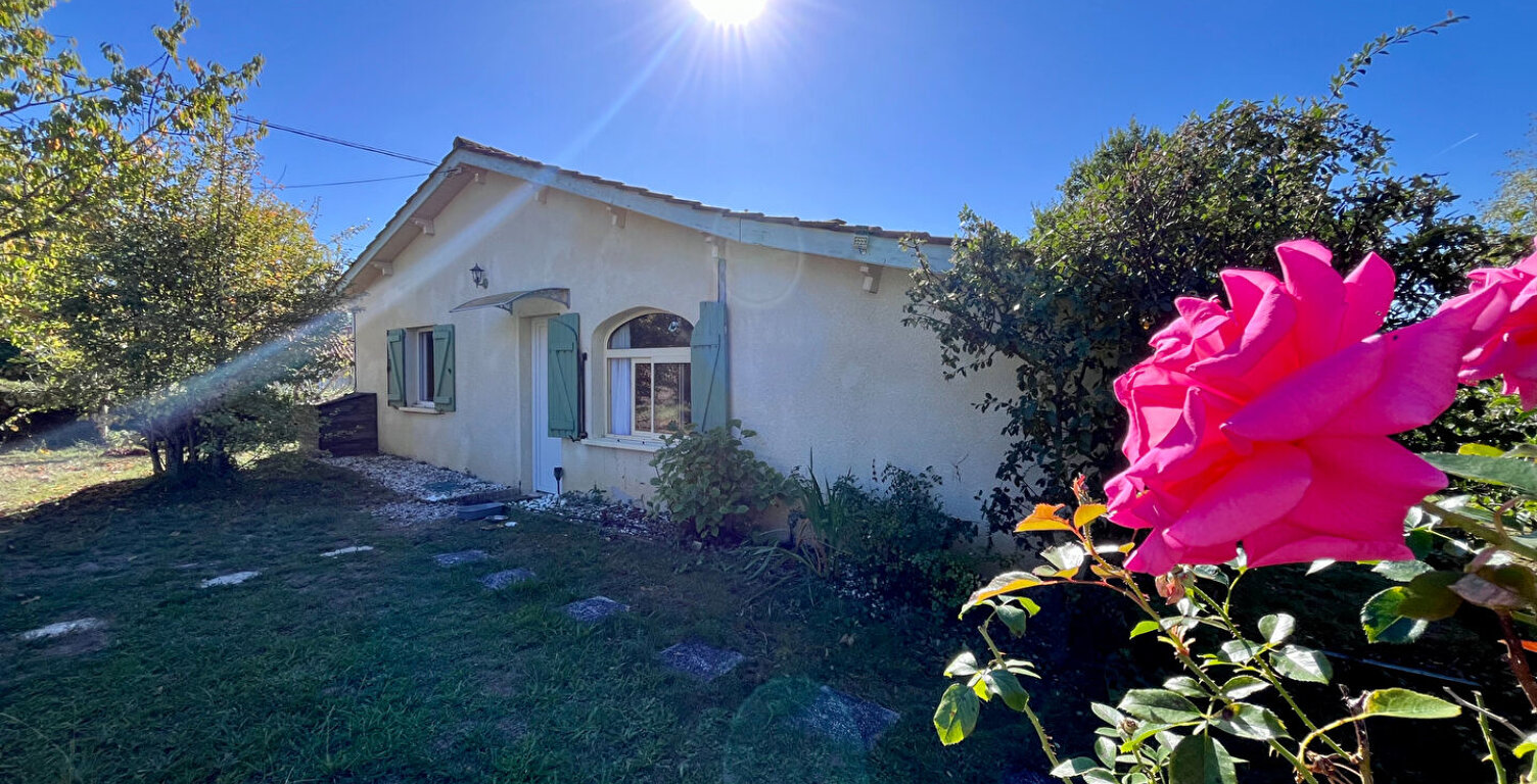 Secteur Villeneuve-sur-Lot, découvrez cette maison de plain-pied de 147 m², comprenant également un appartement indépendant, le tout implanté sur un vaste terrain arboré de plus de 1 100 m². La maison principale se compose d'un séjour de 28,83 m², bénéfic — photo 1