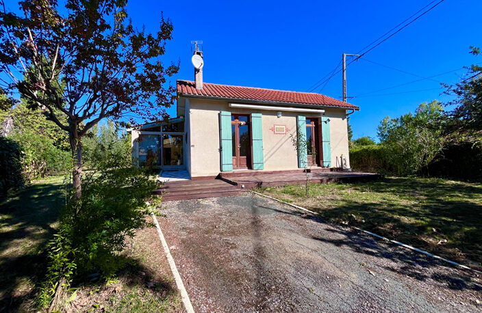 Secteur Villeneuve-sur-Lot, découvrez cette maison de plain-pied de 147 m², comprenant également un appartement indépendant, le tout implanté sur un vaste terrain arboré de plus de 1 100 m². La maison principale se compose d'un séjour de 28,83 m², bénéfic — photo 2