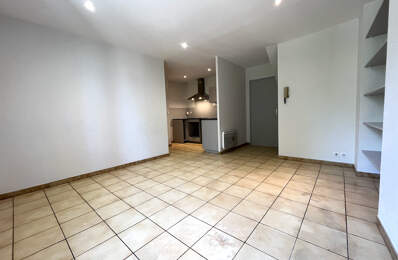 Villeneuve sur Lot centre ville rive droite, dans une résidence très calme avec place de parking privative, appartement T3 de 49 m² en très bon état situé au premier étage comprenant un séjour de 22 m² avec cuisine aménagée, deux chambres, une salle de ba — photo du bien
