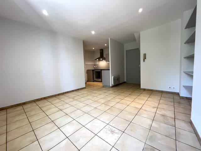 Villeneuve sur Lot centre ville rive droite, dans une résidence très calme avec place de parking privative, appartement T3 de 49 m² en très bon état situé au premier étage comprenant un séjour de 22 m² avec cuisine aménagée, deux chambres, une salle de ba — photo du bien