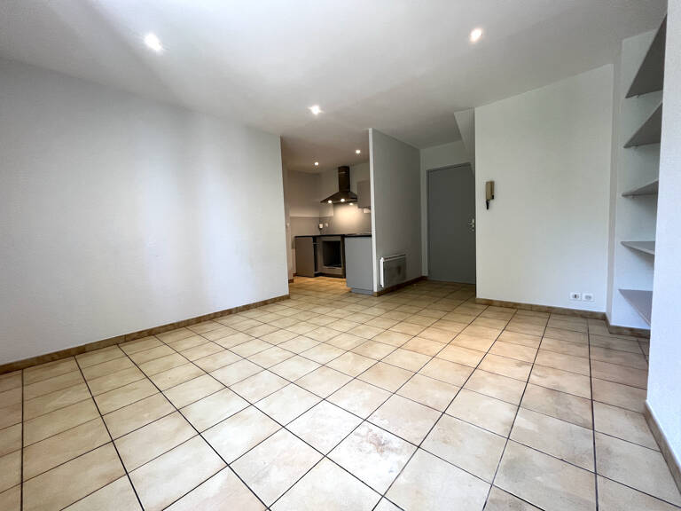Villeneuve sur Lot centre ville rive droite, dans une résidence très calme avec place de parking privative, appartement T3 de 49 m² en très bon état situé au premier étage comprenant un séjour de 22 m² avec cuisine aménagée, deux chambres, une salle de ba — photo 1