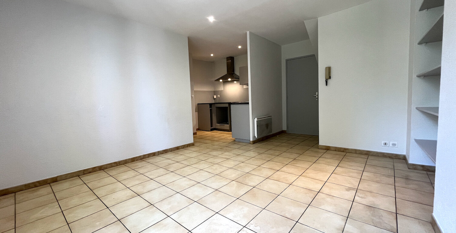Villeneuve sur Lot centre ville rive droite, dans une résidence très calme avec place de parking privative, appartement T3 de 49 m² en très bon état situé au premier étage comprenant un séjour de 22 m² avec cuisine aménagée, deux chambres, une salle de ba — photo 1